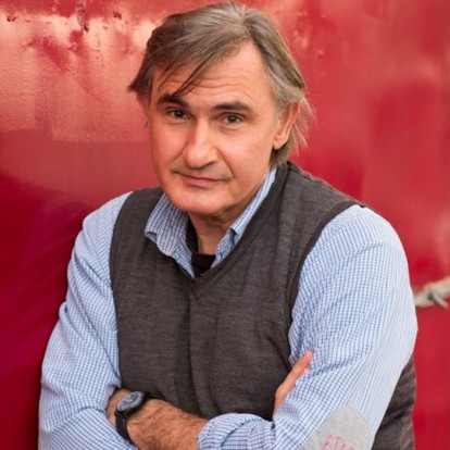 SKG Stories: Ο Άκης Σακελλαρίου, σε μια αποκλειστική συνέντευξη στο GLOW.GR, μιλάει για τη Θεσσαλονίκη που «γυρίζει σελίδα»