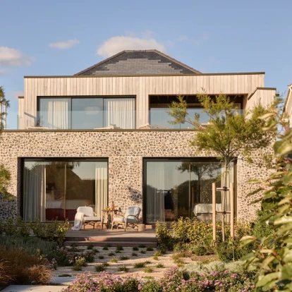 ﻿﻿Μια παραθαλάσσια κατοικία με αγγλικό χαρακτήρα και σύγχρονες ανέσεις 