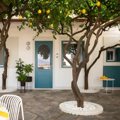 Μία κατοικία μόλις 26 τ.μ στην Ιταλία εμπνέεται από το μπλε της θάλασσας και το κίτρινο των λεμονιών 