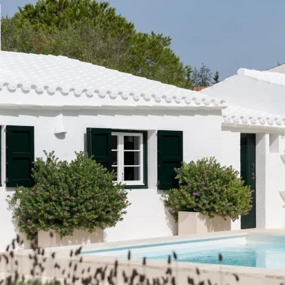 Μια εξοχική κατοικία στη Μινόρκα μεταμορφώθηκε σε ένα φωτεινό κατάλευκο καταφύγιο