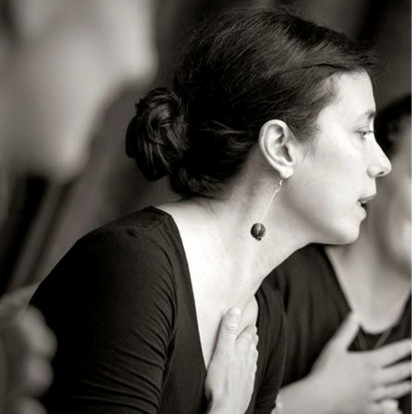 SKG Stories: Η συνθέτρια Δήμητρα Τρυπάνη μάς μιλάει για τις αξιοθαύμαστες σπουδές και συνεργασίες της στη διεθνή μουσική σκηνή