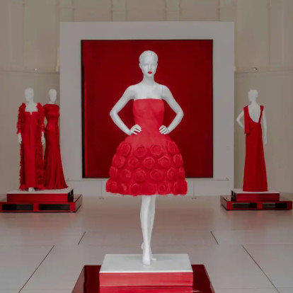 Η έκθεση του ιδρύματος Valentino στη νέα τοποθεσία του στη Ρώμη είναι μία ωδή στο κόκκινο 