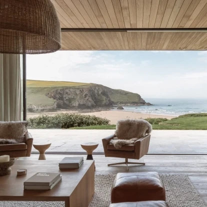 Μια κατοικία που αναδύεται αρμονικά από το τοπίο της βόρειας Κορνουάλης 