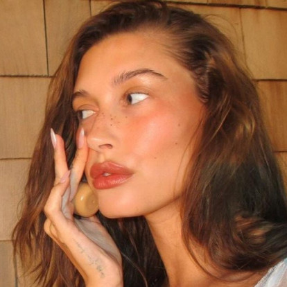 Το αστρονομικό ποσό που πωλείται η Rhode της Hailey Bieber στην e.l.f. Beauty