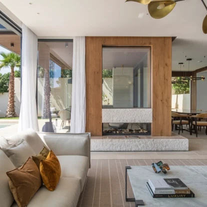 Μια κατοικία στη Μαγιόρκα χαρακτηρίζεται από τέλεια συμμετρία, φυσικά χρώματα και μεσογειακό αέρα 