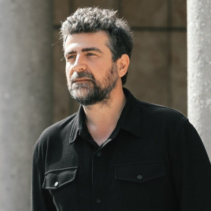 SKG Stories: O καλλιτεχνικός διευθυντής του ΚΘΒΕ, Αστέριος Πελτέκης, μοιράζεται τα πολιτιστικά highlights της Θεσσαλονίκης γι' αυτό το καλοκαίρι