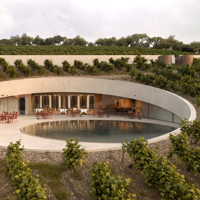 Ένα υπόσκαφο οινοποιείο στην Αιδηψό «χαράζει» το ήρεμο τοπίο γύρω του 