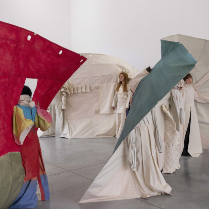 Το New Museum και το Ίδρυμα ΔΕΣΤΕ σε συνεργασία με το Μουσείο Μπενάκη παρουσιάζουν την έκθεση 'In a Bright Green Field'