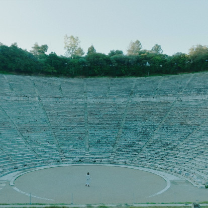 Εβδομήντα χρόνια τώρα, το Φεστιβάλ Αθηνών Επιδαύρου μάς θυμίζει πώς ο πολιτισμός φωτίζει το σκοτάδι