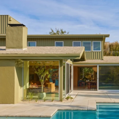  Μία ανανεωμένη κατοικία της δεκαετίας του ’60 που παντρεύει τον μοντερνισμό με την άνεση και το χρώμα