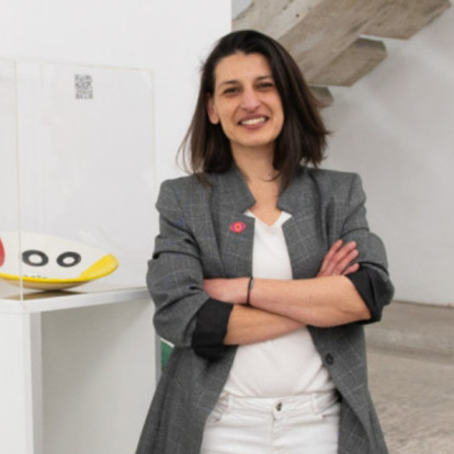 Η κεραμίστρια Κορίνα Ρουμελιώτη μάς ταξιδεύει στον δικό της ξεχωριστό, πολύχρωμο κόσμο