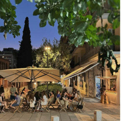 Η νέα τάση στον τρόπο που διασκεδάζουμε στη Θεσσαλονίκη «κατακλύζει» τα πεζοδρόμια