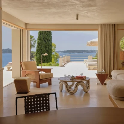 Μια σύγχρονη μεσογειακή κατοικία με γαλλική ψυχή  στις πλαγιές των Καννών 