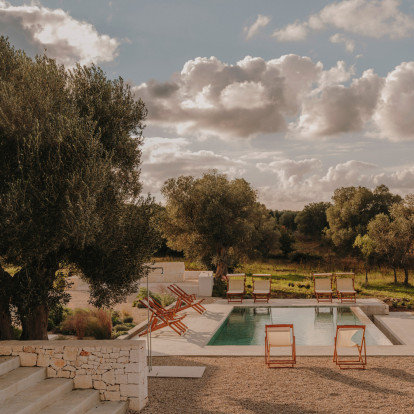 Η πέτρα, η φύση και οι γήινοι τόνοι συνθέτουν αυτή τη κατοικία στη Puglia