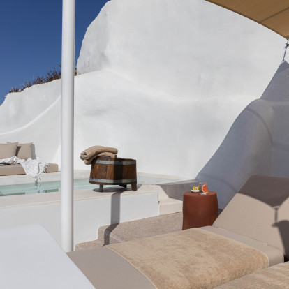 Μία εξοχική κατοικία στη Σαντορίνη απέκτησε νέα ζωή και ταυτότητα 