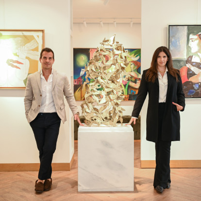 Ως τρίτη γενιά της Galerie Lefakis, η Έβελυν και ο Άρης Λεφάκης συζητούν μαζί μας για τη συνέχιση του οικογενειακού οράματος