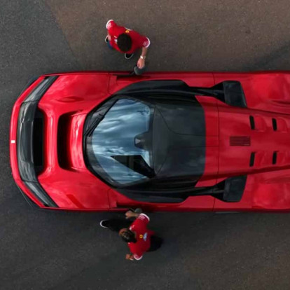 Charles Leclerc & Lewis Hamilton οδηγούν το νέο supercar της Ferrari 