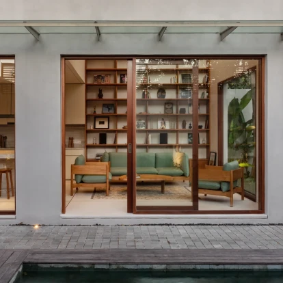 Οι εντυπωσιακοί «ανοιχτοί» χώροι μιας κατοικίας που συνομιλεί με το φως, στο νησί Bali της Ινδονησίας