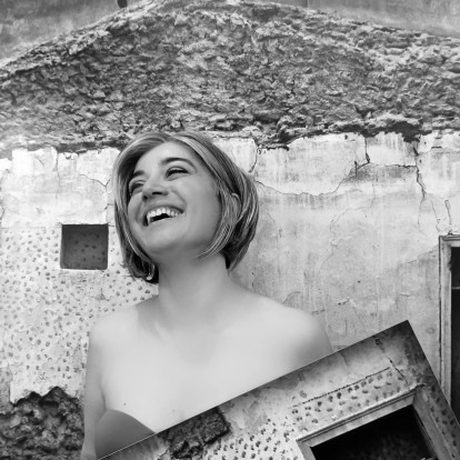 H δημιουργός, Πηνελόπη Μανουσάκη υμνεί την Ελλάδα με τον δικό της μοναδικό τρόπο 