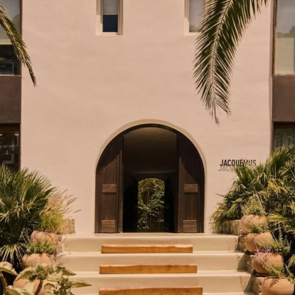 O Jacquemus «αποβιβάζεται» στη Μύκονο όπου και ανοίγει τις πόρτες της boutique του