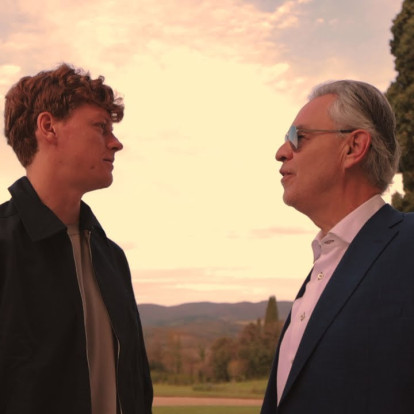 Ο Andrea Bocelli συνεργάζεται με τον τενίστα Jannik Sinner σε ένα τραγούδι-ύμνο στη δύναμη της θυσίας 