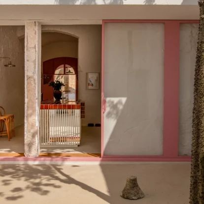 Ένα παλιό σπίτι στην Ιταλία μεταμορφώθηκε σε μία ροζ όαση με το φως να το κατακλύζει 