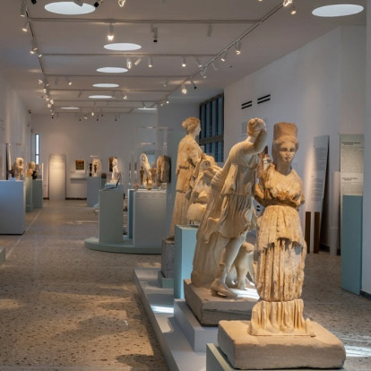 Σαντορίνη: Εγκαινιάστηκε το πλήρως ανακαινισμένο Αρχαιολογικό Μουσείο Θήρας με την εμβληματική έκθεση «Κυκλαδίτισσες: Άγνωστες ιστορίες γυναικών των Κυκλάδων»