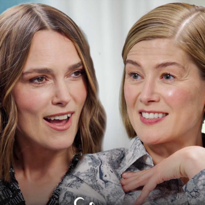 Keira Knightley και Rosamund Pike σε μία συζήτηση για την θρυλική ταινία 'Pride & Prejudice'