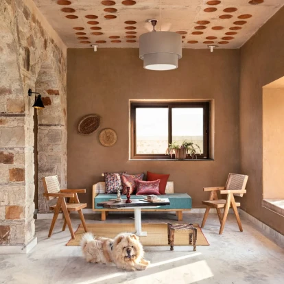 7 καλοκαιρινά χρώματα που αναδεικνύουν την πέτρα στη διακόσμηση