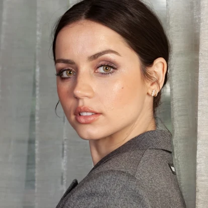Ana de Armas και Ian McShane απαντούν στις most searched ερωτήσεις για τη ζωή τους 