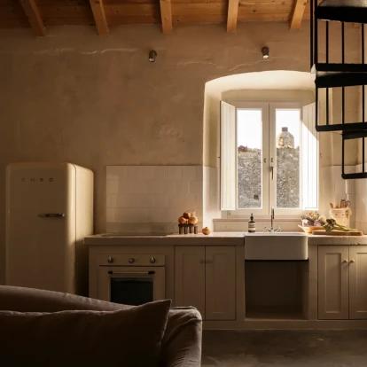 Μία κατοικία στη καρδία ενός μεσαιωνικού ιταλικού χωριού υμνεί τη πέτρα και το φως 