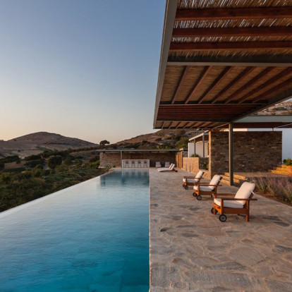 Μια κατοικία στην Αντίπαρο συνθέτει το ιδανικό καλοκαιρινό σκηνικό, αφομοιωμένο στη φυσιογνωμία του κυκλαδίτικου τοπίου
