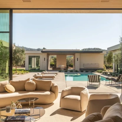 Μια κατοικία ανάμεσα στoυς αμπελώνες της Καλιφόρνιας αποκαλύπτει την κομψότητα του ιταλικού design