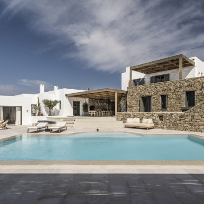 Η βίλα Kyanos στη Μύκονο είναι ένα μοντέρνο καταφύγιο διακριτικής πολυτέλειας απόλυτα ενσωματωμένη στο μαγευτικό φυσικό τοπίο 