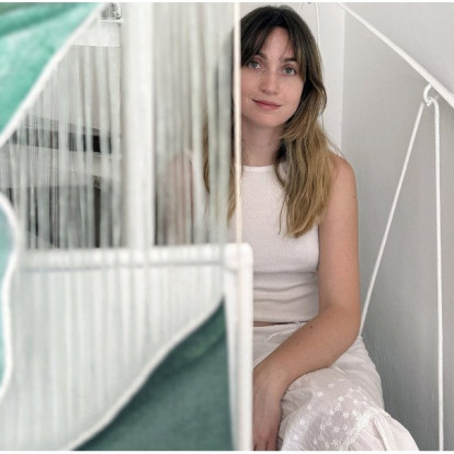 Η textile designer Βάλια Καπελετζή μιλάει στο GLOW.GR με αφορμή την εικαστική εγκατάσταση για τη βιτρίνα της Κριεζώτου του Μουσείου Μπενάκη