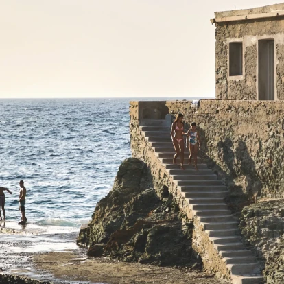 Μία ονειρική κατοικία στη Φολέγανδρο που δημιουργεί μαγικές στιγμές δίπλα στη θάλασσα 