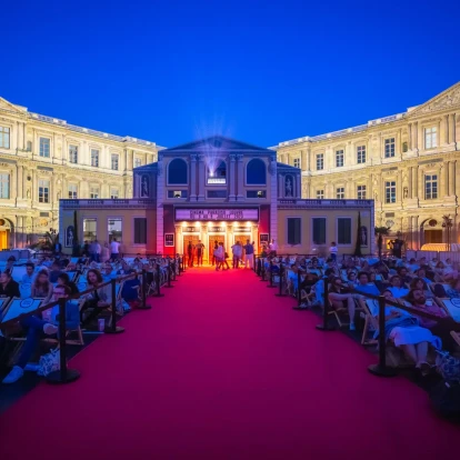 Το Λούβρο μεταμορφώνεται στο πιο όμορφο θερινό σινεμά παντρεύοντας τη μόδα, τον κινηματογράφο και την τέχνη 