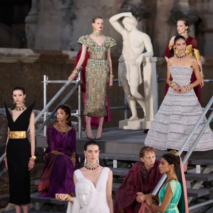 Ο οίκος Dolce&Gabbana παρουσίασε τη νέα Alta Moda συλλογή του σε ένα καθηλωτικό σκηνικό, με έμπνευση από την Αρχαία Ρώμη