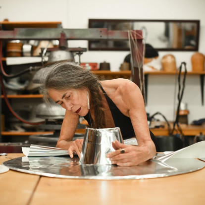 Η Κατερίνα Καρούσσου, μία από τις τελευταίες πιλοποιούς στην Ελλάδα, μας παρουσιάζει τα ξεχωριστά χειροποίητα καπέλα της