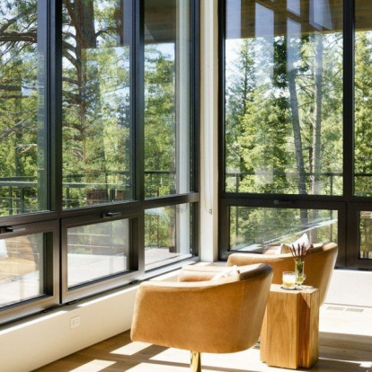 Μια μοντέρνα κατοικία στην καταπράσινη αγγλική εξοχή μετατρέπεται στο απόλυτο ησυχαστήριο