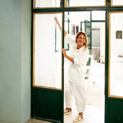 Η Claire Lloyd απομακρύνθηκε από τη φασαρία της πόλης και απολαμβάνει τον ήπιο ρυθμό ενός μικρού χωριού στη Λέσβο