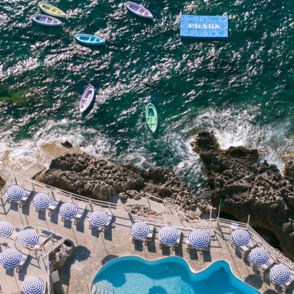 Ένα ονειρικό καλοκαιρινό pop-up με την υπογραφή του οίκου Prada στο Capri 