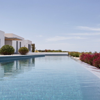 Μια εξοχική κατοικία στην Πάρο συνδυάζει όλα τα στοιχεία του ιδανικού καλοκαιρινού σπιτιού