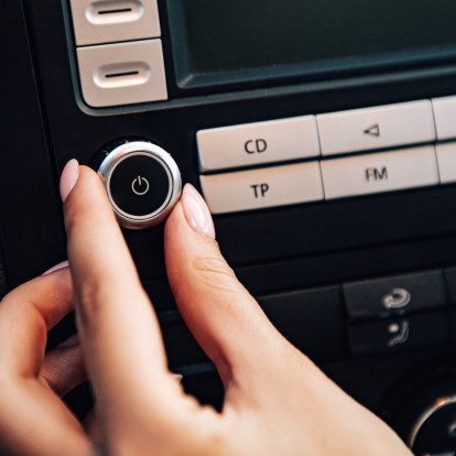 Τα καλύτερα podcast που μας κρατούν συντροφιά στις ατέλειωτες ώρες της κίνησης με το αυτοκίνητο