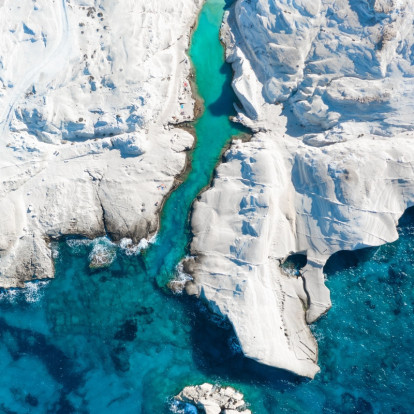 Οι παραμυθένιες παραλίες της Ελλάδας με τα πιο κρυστάλλινα γαλαζοπράσινα νερά