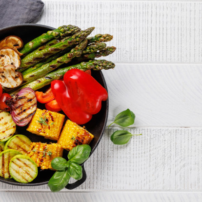 Πεντανόστιμες συνταγές που απογειώνουν τα λαχανικά της εποχής και φέρνουν άρωμα καλοκαιριού στο τραπέζι