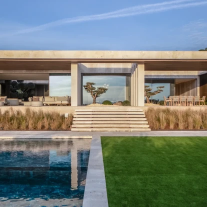 Μία κατοικία με εκλεπτυσμένη κομψότητα που ατενίζει τη Μεσόγειο 