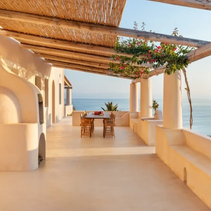 Ένα νησιώτικο καταφύγιο που τιμά την τοπική αρχιτεκτονική, αγκαλιάζοντας τον ήλιο και τη θαλάσσια αύρα