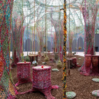 Ένα πολύχρωμο ταξίδι στο Grand Palais μέσα από τη μαγευτική εγκατάσταση του Ernesto Neto