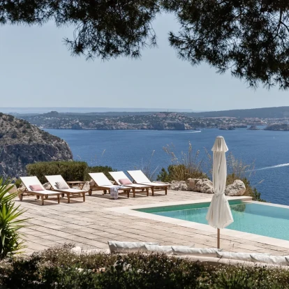 Μία γαλήνια κατοικία ανάμεσα στον ουρανό και τη θάλασσα της Μαγιόρκα 